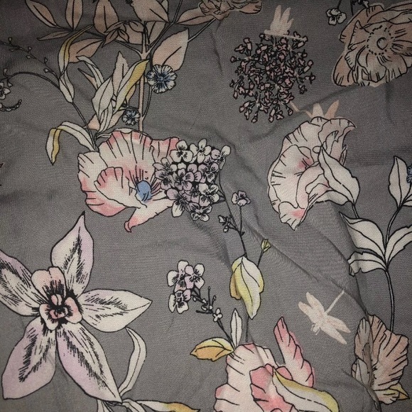 Pretty grey/floral top rue21 medium - Picture 5 of 8